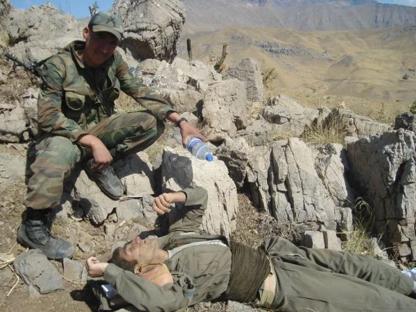 Τούρκοι στρατιώτες καμαρώνουν με τα κομμένα κεφάλια Κούρδων (σκληρές εικόνες)